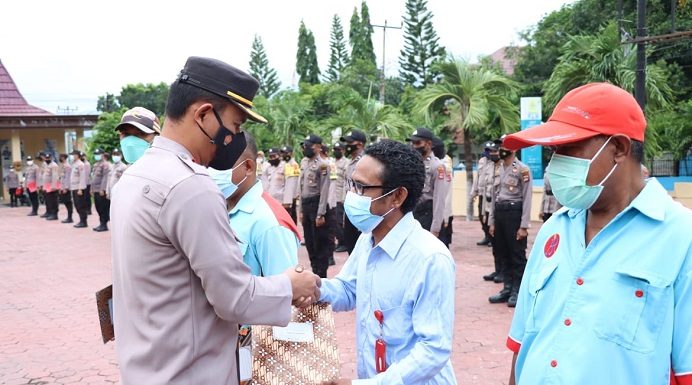 Mutasi ke Polda NTT, Kapolres Alor AKBP Agustinus Chrismas Beri Penghargaan ke Pers Kapolres Alor AKBP Agustinus Chrismas Try Suryanto, S.IK memberikan penghargaan kepada Pemred Tribuana Pos Demas Mautuka dan 9 pimpinan media masa di Alor usai upacara, Senin (31/1) di halaman Mapolres Alor.