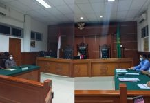 Sidang Praperadilan Alberth Ouwpoly, Ada Bukti Audit Kerugian Keuangan Negara Rp 8,8 Juta Hakim tunggal Datu H. Jayadiningrat, SH memimpin sidang praperadilan pemohon Alberth Ouwpoly di PN Kalabahi, Senin (24/1/2022).