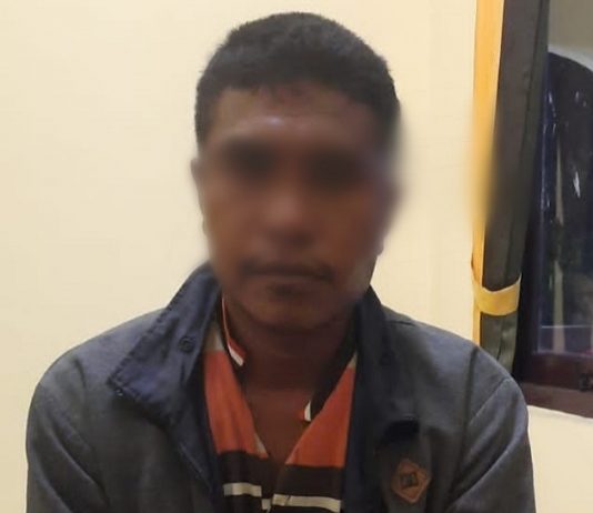 Polisi Bekuk Pelaku Pemerkosa Siswi 15 Tahun di Kabupaten Kupang NTT NF, terduga pelaku pemerkosaan anak sedang menjalani pemeriksaan di Unit PPA Polres Kabupaten Kupang, Kamis (6/1/2022) pagi. (Foto: digtara.com).