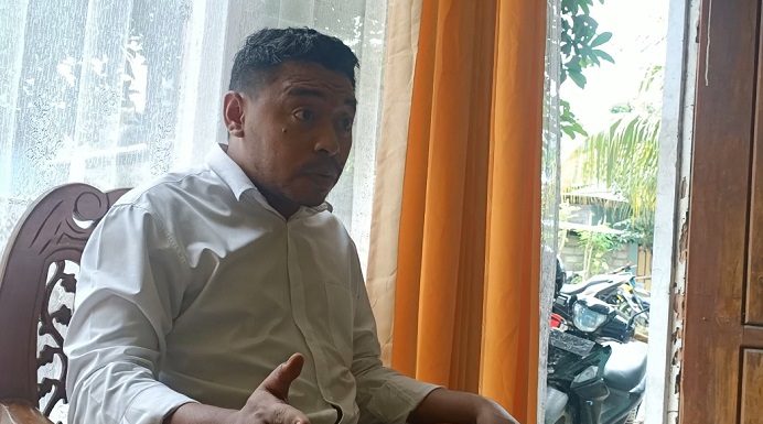 Pengacara Alberth Ouwpoly Minta Jaksa Periksa Bupati Alor dalam Kasus Dugaan Korupsi DAK 2019 Mario A. Lawung, SH.,MH ketika jumpa pers di rumah Alberth N. Ouwpoly, pada Jumat (21/1/2022) usai menghadiri sidang praperadilan di PN Kalabahi.