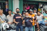 HUT PSI – 7, DPD PSI Alor bagi Nasi Kotak pada Masyarakat Ketua DPD PSI Alor Dony M. Mooy (tengah) dan Sekretaris DPD PSI Alor, Muhamad Supriadi Djae (ujung kiri) bersama pengurusnya, foto bersama para pedagang kaki lima dan ojek usai membagikan rice box di pasar Lipa, Kalabahi.