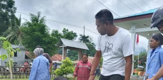 Jelang Syukuran Natal, UNTRIB Kalabahi Tanam Berbagai Anakan di Kebun Gereja Rektor UNTRIB Kalabahi Alvonso F. Gorang, Sos.,MM, di dampingi Lurah Kabola Minggus Moulaka (baju putih berdiri) melakukan penanaman anakan di halaman gedung GMIT Imanuel Palibo, Jumat (28/1).