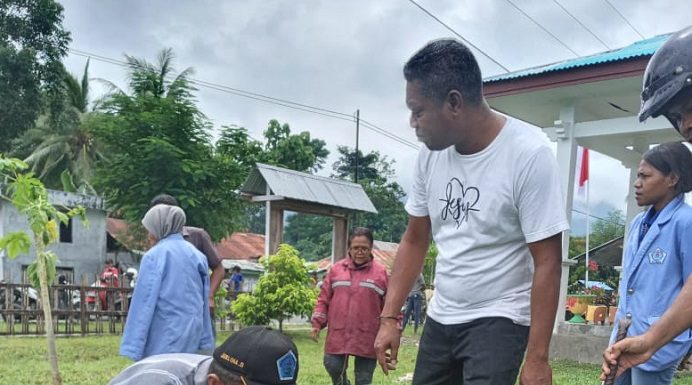 Jelang Syukuran Natal, UNTRIB Kalabahi Tanam Berbagai Anakan di Kebun Gereja Rektor UNTRIB Kalabahi Alvonso F. Gorang, Sos.,MM, di dampingi Lurah Kabola Minggus Moulaka (baju putih berdiri) melakukan penanaman anakan di halaman gedung GMIT Imanuel Palibo, Jumat (28/1).