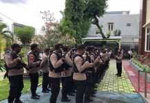 82 Personil Polres Alor Amankan Sidang Putusan Praperadilan Alberth Ouwpoly Kabag Ops Polres Alor AKP Abdul R. A Mean memimpin pembubaran personil di halaman depan kantor PN Kalabahi, Senin (31/1) pagi. (Sumber foto: FB Polres Alor).