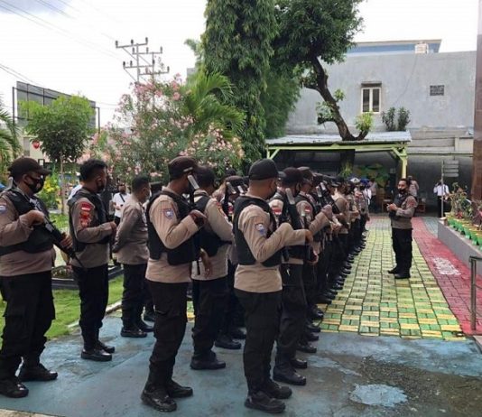 82 Personil Polres Alor Amankan Sidang Putusan Praperadilan Alberth Ouwpoly Kabag Ops Polres Alor AKP Abdul R. A Mean memimpin pembubaran personil di halaman depan kantor PN Kalabahi, Senin (31/1) pagi. (Sumber foto: FB Polres Alor).