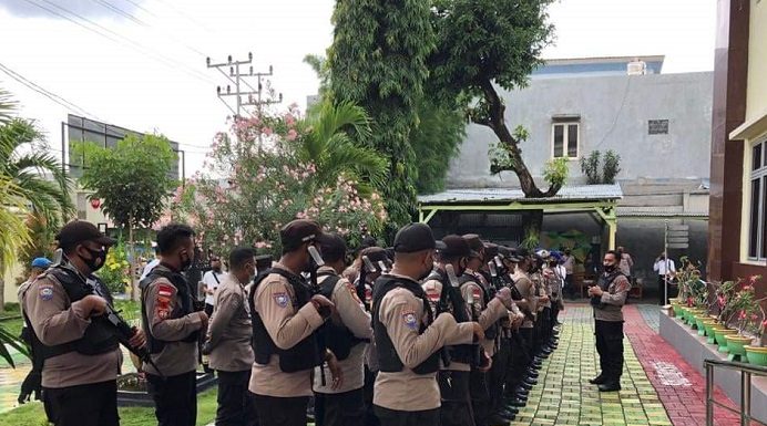 82 Personil Polres Alor Amankan Sidang Putusan Praperadilan Alberth Ouwpoly Kabag Ops Polres Alor AKP Abdul R. A Mean memimpin pembubaran personil di halaman depan kantor PN Kalabahi, Senin (31/1) pagi. (Sumber foto: FB Polres Alor).