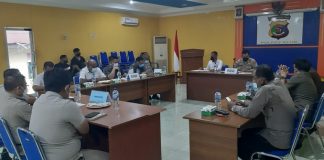 Tangani Maraknya Masalah Pertanahan, Polres Alor Pererat Sinergitas APH dan BPN Kapolres Alor AKBP Agustinus Christmas, S.I.K, mengelar diskusi terkait optimalisasi sinergitas criminal justice system (CJS) dengan pejabat BPN Alor pada Selasa (4/1/2022) di Aula Bharadaksa Polres Alor, Kalabahi Kota.