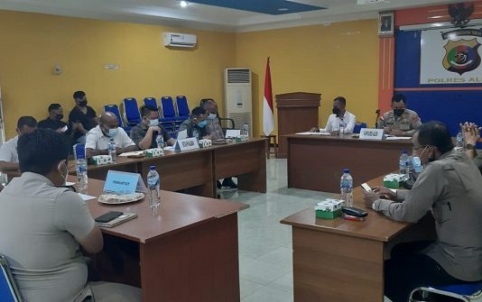 Tangani Maraknya Masalah Pertanahan, Polres Alor Pererat Sinergitas APH dan BPN Kapolres Alor AKBP Agustinus Christmas, S.I.K, mengelar diskusi terkait optimalisasi sinergitas criminal justice system (CJS) dengan pejabat BPN Alor pada Selasa (4/1/2022) di Aula Bharadaksa Polres Alor, Kalabahi Kota.