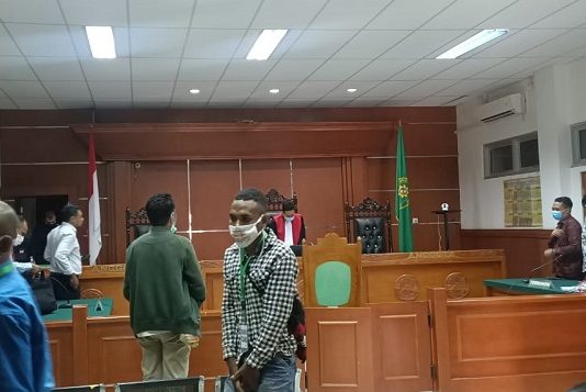 Sidang Praperadilan Alberth Ouwpoly, Baca Kesimpulan, PH Optimis Hakim Kabulkan Gugatannya Hakim Tunggal Datu H. Jahyadiningrat, SH memimpin sidang praperadilan yang diajukan pemohon tersangka Kadis Pendidikan Alor (Nonaktif) Alberth Ouwpoly terhadap pemohon Kepala Kejaksaan Negeri Alor, Samsul Arif, SH.,MH, Rabu (26/1) di PN Kalabahi.