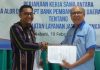 Bank NTT Kalabahi dan Yayasan Tribuana Alor Teken MoU Layanan Perbankan Pimpinan Bank NTT Cabang Kalabahi Charles F. Corputty, SE (kiri) dan Ketua Yayasan Tribuana Alor Permenas Lamma Koly, SE berjabatan tangan usai penandatanganan MoU Layanan Perbankan, Kamis (10/2/2022) di Aula Untrib Kalabahi.
