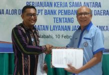 Bank NTT Kalabahi dan Yayasan Tribuana Alor Teken MoU Layanan Perbankan Pimpinan Bank NTT Cabang Kalabahi Charles F. Corputty, SE (kiri) dan Ketua Yayasan Tribuana Alor Permenas Lamma Koly, SE berjabatan tangan usai penandatanganan MoU Layanan Perbankan, Kamis (10/2/2022) di Aula Untrib Kalabahi.