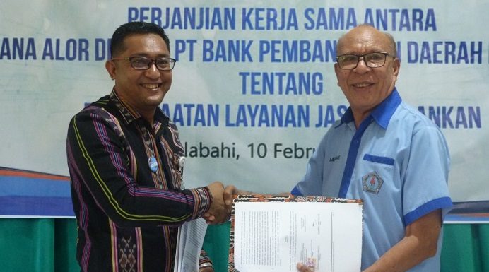 Bank NTT Kalabahi dan Yayasan Tribuana Alor Teken MoU Layanan Perbankan Pimpinan Bank NTT Cabang Kalabahi Charles F. Corputty, SE (kiri) dan Ketua Yayasan Tribuana Alor Permenas Lamma Koly, SE berjabatan tangan usai penandatanganan MoU Layanan Perbankan, Kamis (10/2/2022) di Aula Untrib Kalabahi.