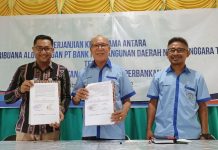Pimpinan Bank NTT Kalabahi dan Rektor UNTRIB Siap Bermitra Bangun Mutu Pendidikan Mahasiswa Pimpinan Bank NTT Cabang Kalabahi Charles F. Corputty, SE (kiri), Ketua Yayasan Tribuana Alor Permenas Lamma Kolly, SE (tengah) dan Warek III Zakarias A. Mautuka, ST.,M.Si, foto bersama di acara teken MoU Layanan Perbankan, Kamis (10/2/2022) di Aula Untrib Kalabahi.