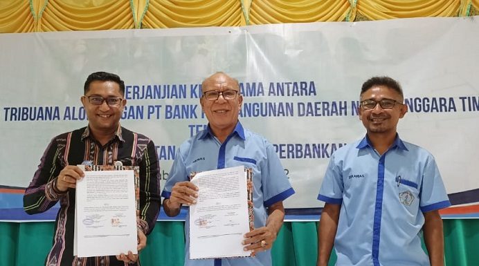 Pimpinan Bank NTT Kalabahi dan Rektor UNTRIB Siap Bermitra Bangun Mutu Pendidikan Mahasiswa Pimpinan Bank NTT Cabang Kalabahi Charles F. Corputty, SE (kiri), Ketua Yayasan Tribuana Alor Permenas Lamma Kolly, SE (tengah) dan Warek III Zakarias A. Mautuka, ST.,M.Si, foto bersama di acara teken MoU Layanan Perbankan, Kamis (10/2/2022) di Aula Untrib Kalabahi.