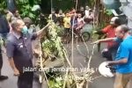 Bupati Alor Minta Maaf ke Warganya karena Penanganan Bencana Lambat Bupati Alor Drs. Amon Djobo (kiri) berdialog dengan warganya mengenai normalisasi kali pasca bencana di Kelurahan Welai Timur, Selasa (23/2) siang. (Sumber: Screenshot video Inspiration Media).