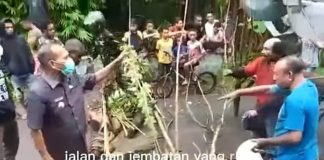 Bupati Alor Minta Maaf ke Warganya karena Penanganan Bencana Lambat Bupati Alor Drs. Amon Djobo (kiri) berdialog dengan warganya mengenai normalisasi kali pasca bencana di Kelurahan Welai Timur, Selasa (23/2) siang. (Sumber: Screenshot video Inspiration Media).