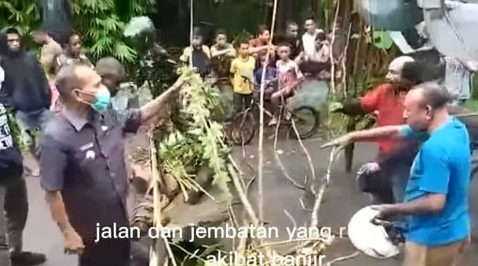 Bupati Alor Minta Maaf ke Warganya karena Penanganan Bencana Lambat Bupati Alor Drs. Amon Djobo (kiri) berdialog dengan warganya mengenai normalisasi kali pasca bencana di Kelurahan Welai Timur, Selasa (23/2) siang. (Sumber: Screenshot video Inspiration Media).
