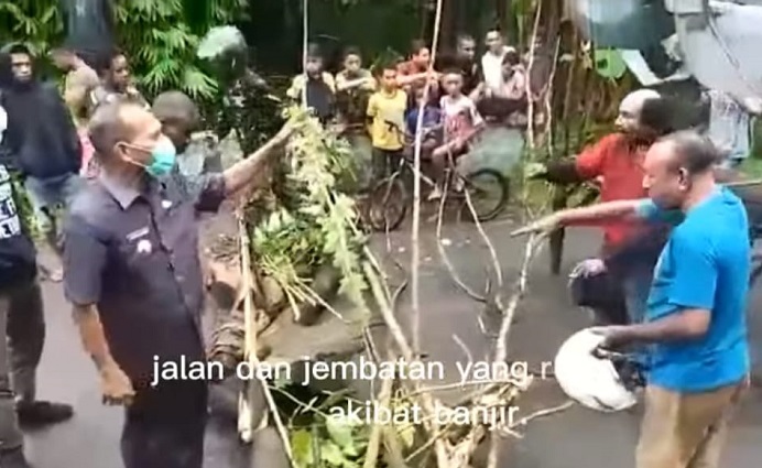 Bupati Alor Drs. Amon Djobo (kiri) berdialog dengan warganya mengenai normalisasi kali pasca bencana di Kelurahan Welai Timur, Selasa (23/2) siang. (Sumber: Screenshot video Inspiration Media).