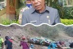 Kampung Bupati Alor yang Berbatasan NKRI-RDTL Ini Belum Ada Aspal, ULP Gagal Lelang Proyek Jalan Foto (atas): Bupati Alor Drs. Amon Djobo. Foto bawah: Warga Kampung Belekuru, Desa Langkuru, Kecamatan Pureman, Kabupaten Alor, Nusa Tenggara Timur (NTT), menggotong jenazah seorang warga yang meninggal. (Sumber foto: kompas.com).