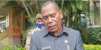 Kampung Bupati Alor yang Berbatasan NKRI-RDTL Ini Belum Ada Aspal, ULP Gagal Lelang Proyek Jalan Foto (atas): Bupati Alor Drs. Amon Djobo. Foto bawah: Warga Kampung Belekuru, Desa Langkuru, Kecamatan Pureman, Kabupaten Alor, Nusa Tenggara Timur (NTT), menggotong jenazah seorang warga yang meninggal. (Sumber foto: kompas.com).