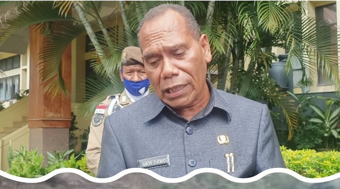 Kampung Bupati Alor yang Berbatasan NKRI-RDTL Ini Belum Ada Aspal, ULP Gagal Lelang Proyek Jalan Foto (atas): Bupati Alor Drs. Amon Djobo. Foto bawah: Warga Kampung Belekuru, Desa Langkuru, Kecamatan Pureman, Kabupaten Alor, Nusa Tenggara Timur (NTT), menggotong jenazah seorang warga yang meninggal. (Sumber foto: kompas.com).
