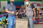 KADIN NTT Sumbang Tabung Oksigen Concentrator di Alor Ketua KADIN Alor Denny Lalitan (kiri) menyerahkan bantuan Oksigen dari KADIN NTT kepada Kapus Mademang, Pestus Yohanis, Sabtu (19/2) di kantor SPBU Karkameng, Jembatan Hitan.