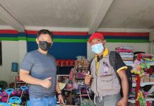 KADIN NTT Sumbang Tabung Oksigen Concentrator di Alor Ketua KADIN Alor Denny Lalitan (kiri) menyerahkan bantuan Oksigen dari KADIN NTT kepada Kapus Mademang, Pestus Yohanis, Sabtu (19/2) di kantor SPBU Karkameng, Jembatan Hitan.
