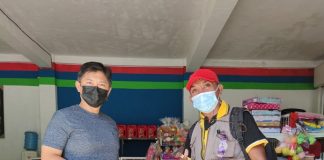 KADIN NTT Sumbang Tabung Oksigen Concentrator di Alor Ketua KADIN Alor Denny Lalitan (kiri) menyerahkan bantuan Oksigen dari KADIN NTT kepada Kapus Mademang, Pestus Yohanis, Sabtu (19/2) di kantor SPBU Karkameng, Jembatan Hitan.