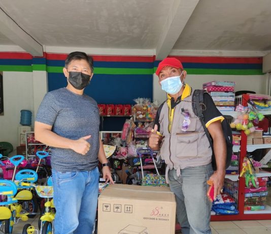 KADIN NTT Sumbang Tabung Oksigen Concentrator di Alor Ketua KADIN Alor Denny Lalitan (kiri) menyerahkan bantuan Oksigen dari KADIN NTT kepada Kapus Mademang, Pestus Yohanis, Sabtu (19/2) di kantor SPBU Karkameng, Jembatan Hitan.