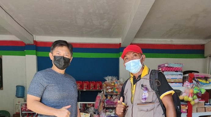KADIN NTT Sumbang Tabung Oksigen Concentrator di Alor Ketua KADIN Alor Denny Lalitan (kiri) menyerahkan bantuan Oksigen dari KADIN NTT kepada Kapus Mademang, Pestus Yohanis, Sabtu (19/2) di kantor SPBU Karkameng, Jembatan Hitan.