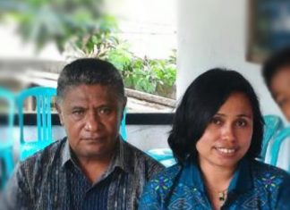 Belum Lunasi Utang Rp 25 Juta, Istri Kepala BKPSDM Alor Dipidanakan Kepala BKPSDM Kabupaten Alor, Jhon Pulingmahi (kiri) dan istrinya Linda Nuha Sina. (Sumber Foto: Istimewa).