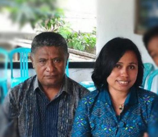 Jhon Pulingmahi Tegaskan Utang Istrinya Sudah Dibayar Rp 14 Juta, Sisa Rp 11 Juta Kepala BKPSDM Kabupaten Alor, Jhon Pulingmahi (kiri) dan istrinya Linda Nuha Sina. (Sumber Foto: Istimewa).