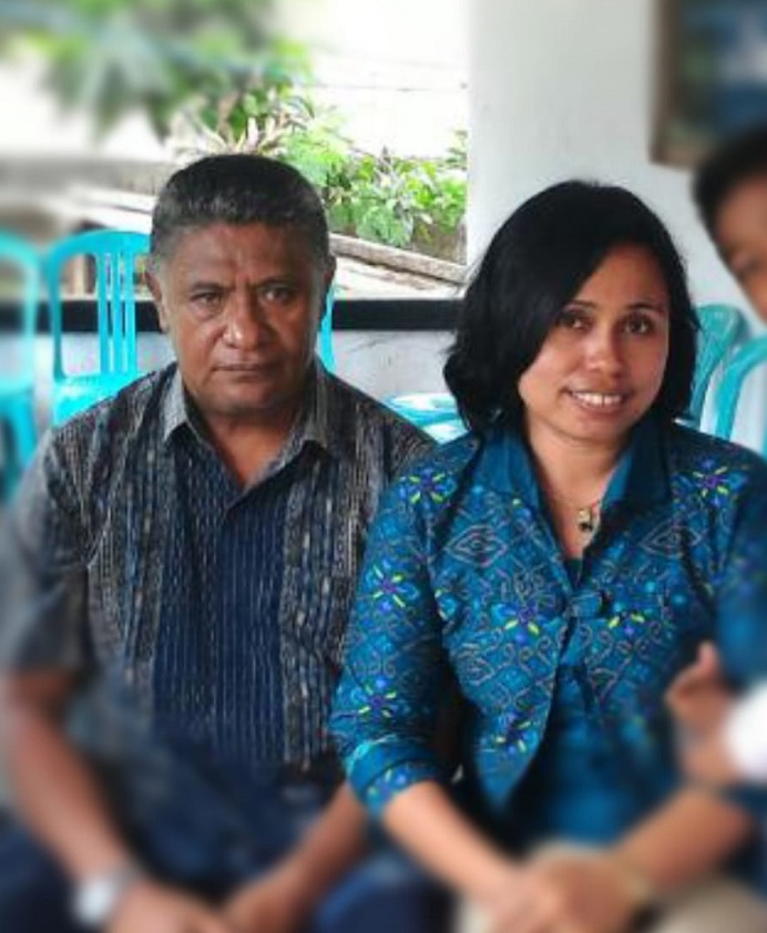 Kepala BKPSDM Kabupaten Alor, Jhon Pulingmahi (kiri) dan istrinya Linda Nuha Sina. (Sumber Foto: Istimewa).