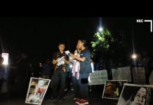 Puisi-Puisi Bergema di Nusa Kenari Dukung Keadilan Hukum Astri dan Lael Rikko Ae, Zonia Karipalay dan Aprilin Sailana membaca Puisi Judu: Wahai Hati Adalah Manusia, karya Cornelia Djobo.