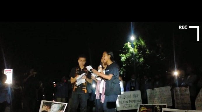 Puisi-Puisi Bergema di Nusa Kenari Dukung Keadilan Hukum Astri dan Lael Rikko Ae, Zonia Karipalay dan Aprilin Sailana membaca Puisi Judu: Wahai Hati Adalah Manusia, karya Cornelia Djobo.