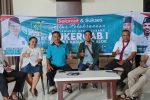 Sambut Mukercab I PKB Alor, Bangkitkan Konsolidasi Kader Menangkan Pileg dan Pilpres 2024 Ketua DPC PKB Kabupaten Alor, Paulus Buche Brikmar (tengah) di dampingi pengurus dan kader PKB saat jumpa pers, Senin (21/3) di Simphony Hotel, Kalabahi.