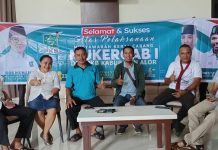 Sambut Mukercab I PKB Alor, Bangkitkan Konsolidasi Kader Menangkan Pileg dan Pilpres 2024 Ketua DPC PKB Kabupaten Alor, Paulus Buche Brikmar (tengah) di dampingi pengurus dan kader PKB saat jumpa pers, Senin (21/3) di Simphony Hotel, Kalabahi.