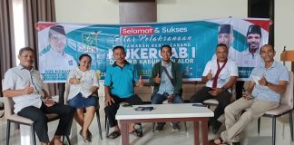 Sambut Mukercab I PKB Alor, Bangkitkan Konsolidasi Kader Menangkan Pileg dan Pilpres 2024 Ketua DPC PKB Kabupaten Alor, Paulus Buche Brikmar (tengah) di dampingi pengurus dan kader PKB saat jumpa pers, Senin (21/3) di Simphony Hotel, Kalabahi.