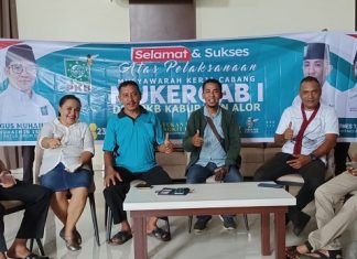 Sambut Mukercab I PKB Alor, Bangkitkan Konsolidasi Kader Menangkan Pileg dan Pilpres 2024 Ketua DPC PKB Kabupaten Alor, Paulus Buche Brikmar (tengah) di dampingi pengurus dan kader PKB saat jumpa pers, Senin (21/3) di Simphony Hotel, Kalabahi.