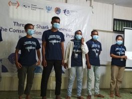 Thresher Shark Indonesia Lantik 20 Pemuda Alor Menjadi Champion di Bidang Pengelolaan Proyek Konservasi Co Founder and Program Coordinator Thresher Shark Indonesia, Dewi Ratna Sari memberikan sertifikat kepada peserta champion usai diresmikan menjadi Champion di bidang pengelolaan proyek konservasi.