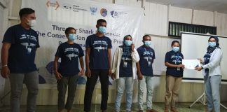 Thresher Shark Indonesia Lantik 20 Pemuda Alor Menjadi Champion di Bidang Pengelolaan Proyek Konservasi Co Founder and Program Coordinator Thresher Shark Indonesia, Dewi Ratna Sari memberikan sertifikat kepada peserta champion usai diresmikan menjadi Champion di bidang pengelolaan proyek konservasi.