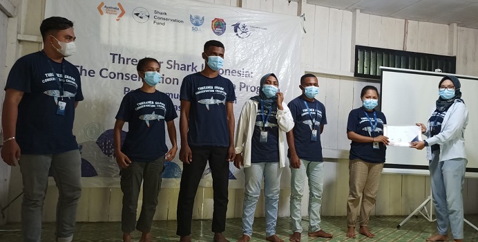Co Founder and Program Coordinator Thresher Shark Indonesia, Dewi Ratna Sari memberikan sertifikat kepada peserta champion usai diresmikan menjadi Champion di bidang pengelolaan proyek konservasi.