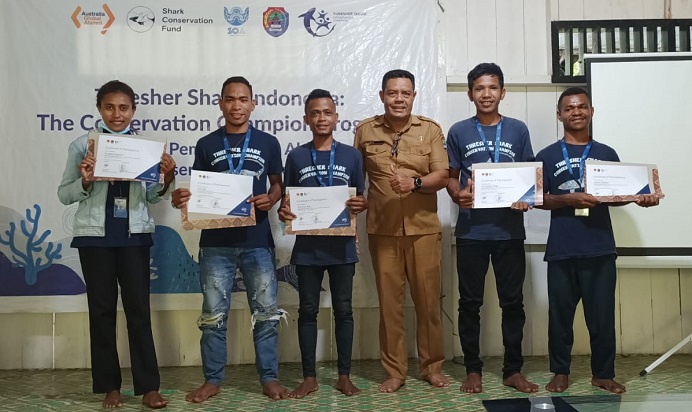 Kepala Bapelitbang Kabupaten Alor Obeth Bolang, S.Sos yang diwakili oleh Rahmad Zainuddin foto bersama peserta usai memberikan sertifikat menjadi Champion di bidang pengelolaan proyek konservasi.