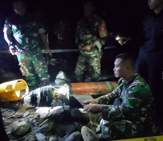 Tim Gabungan TNI-Polri Amankan Benda Mirip Drone di Mataru Tim gabungan TNI-Polri tiba di lokasi penemuan benda mirip Drone di Pantai Kalunan Desa Mataru Selatan pada Selasa (29/3) malam. Setelah melakukan penyelidikan sementara, tim memutuskan untuk membawa benda itu ke Kalabahi untuk kepentingan penyelidikan lebih lanjut.