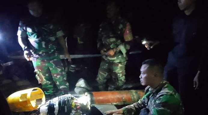 Tim Gabungan TNI-Polri Amankan Benda Mirip Drone di Mataru Tim gabungan TNI-Polri tiba di lokasi penemuan benda mirip Drone di Pantai Kalunan Desa Mataru Selatan pada Selasa (29/3) malam. Setelah melakukan penyelidikan sementara, tim memutuskan untuk membawa benda itu ke Kalabahi untuk kepentingan penyelidikan lebih lanjut.