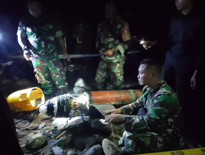 Tim gabungan TNI-Polri tiba di lokasi penemuan benda mirip Drone di Pantai Kalunan Desa Mataru Selatan pada Selasa (29/3) malam. Setelah melakukan penyelidikan sementara, tim memutuskan untuk membawa benda itu ke Kalabahi untuk kepentingan penyelidikan lebih lanjut.