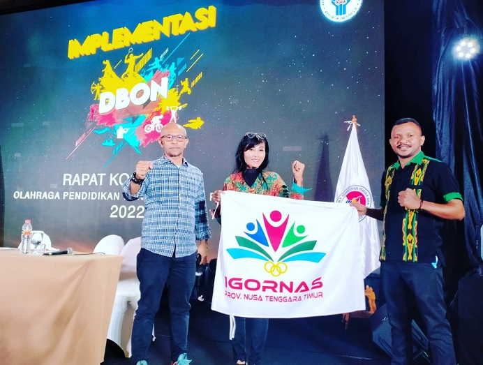 Jemy M. A Padakama foto bersama Asdep Kemenpora Dr Ari Mulyadi dan Ketua IGORNAS NTT Desi Pello, M.Pd di Tangerang Banten.