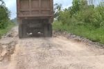 Angkut Material 30 Ton, Truk PT PP Merusaki Jalan Negara Kalabahi-Maritaing Salah satu Truk PT PP yang melintasi ruas jalan Negara Kalabahi-Maritaing di Desa Tanglapui hingga menyebabkan jalan rusak.