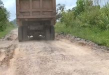 Angkut Material 30 Ton, Truk PT PP Merusaki Jalan Negara Kalabahi-Maritaing Salah satu Truk PT PP yang melintasi ruas jalan Negara Kalabahi-Maritaing di Desa Tanglapui hingga menyebabkan jalan rusak.