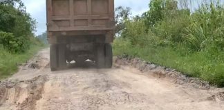 Angkut Material 30 Ton, Truk PT PP Merusaki Jalan Negara Kalabahi-Maritaing Salah satu Truk PT PP yang melintasi ruas jalan Negara Kalabahi-Maritaing di Desa Tanglapui hingga menyebabkan jalan rusak.